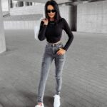 Bluzka z minimalistycznym logo ATTIRE OLAVOGA czarna