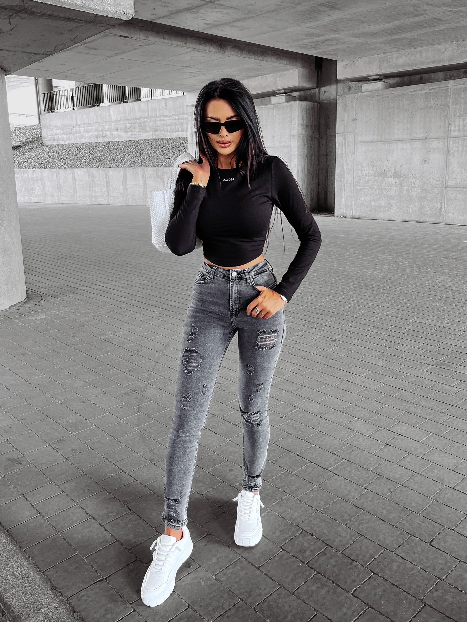 Bluzka z minimalistycznym logo ATTIRE OLAVOGA czarna Bluzka z minimalistycznym logo ATTIRE OLAVOGA czarna