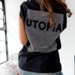 T-shirt z cyrkoniami UTOPIA czarny