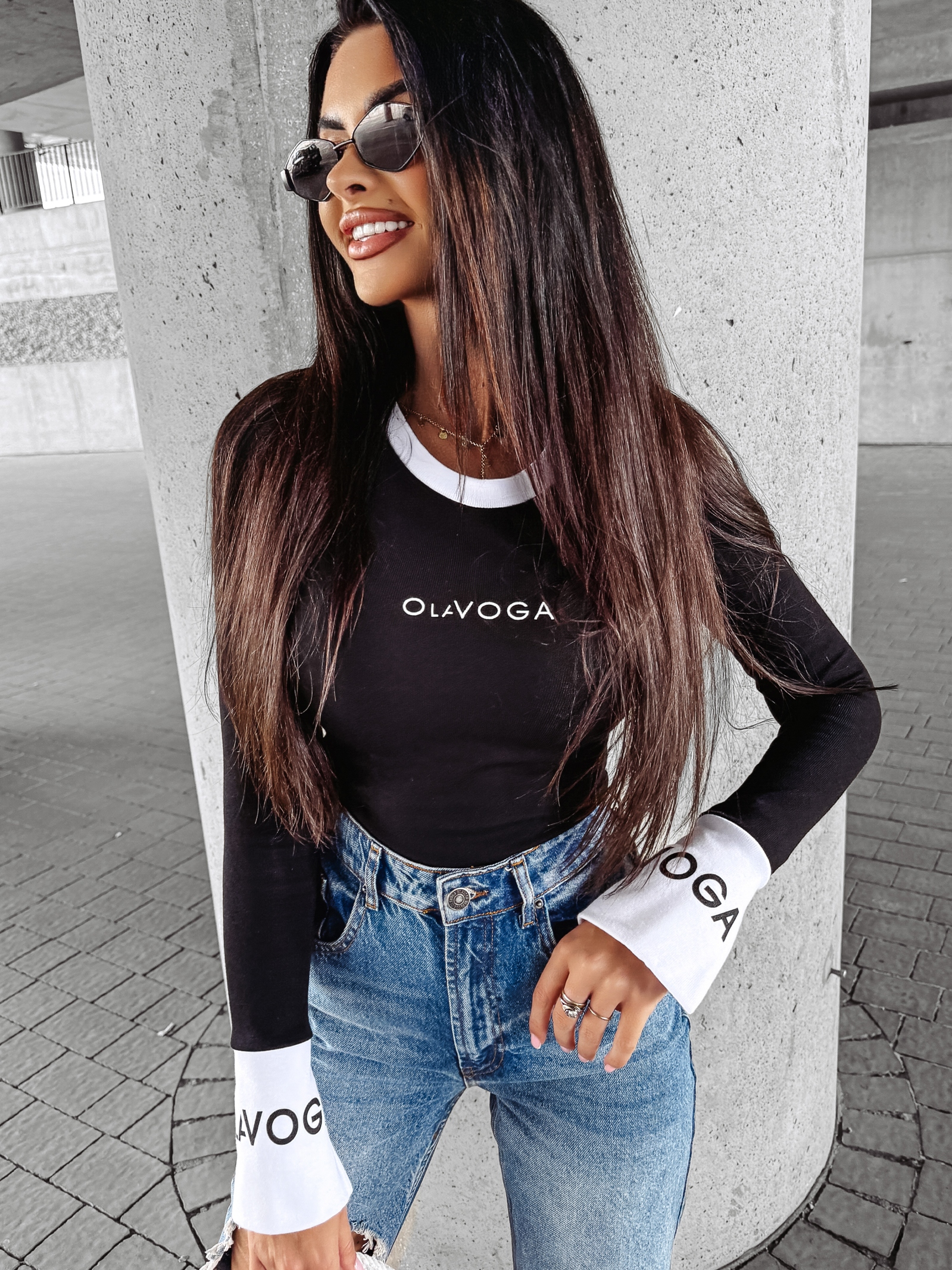 Bluzka damska dopasowana UNDERLINE OLAVOGA czarna Bluzka damska dopasowana UNDERLINE OLAVOGA czarna