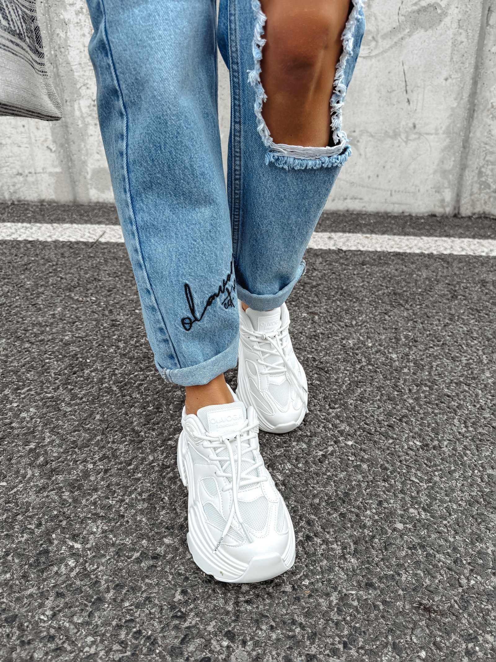 Spodnie mom jens z dziurami HORIZON OLAVOGA jasnoniebieskie