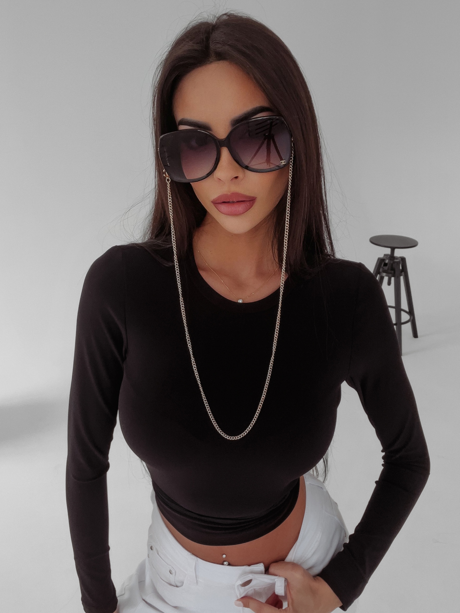 Bluzka z wiązaniem FRANCES OLAVOGA czarna Bluzka z wiązaniem FRANCES OLAVOGA czarna