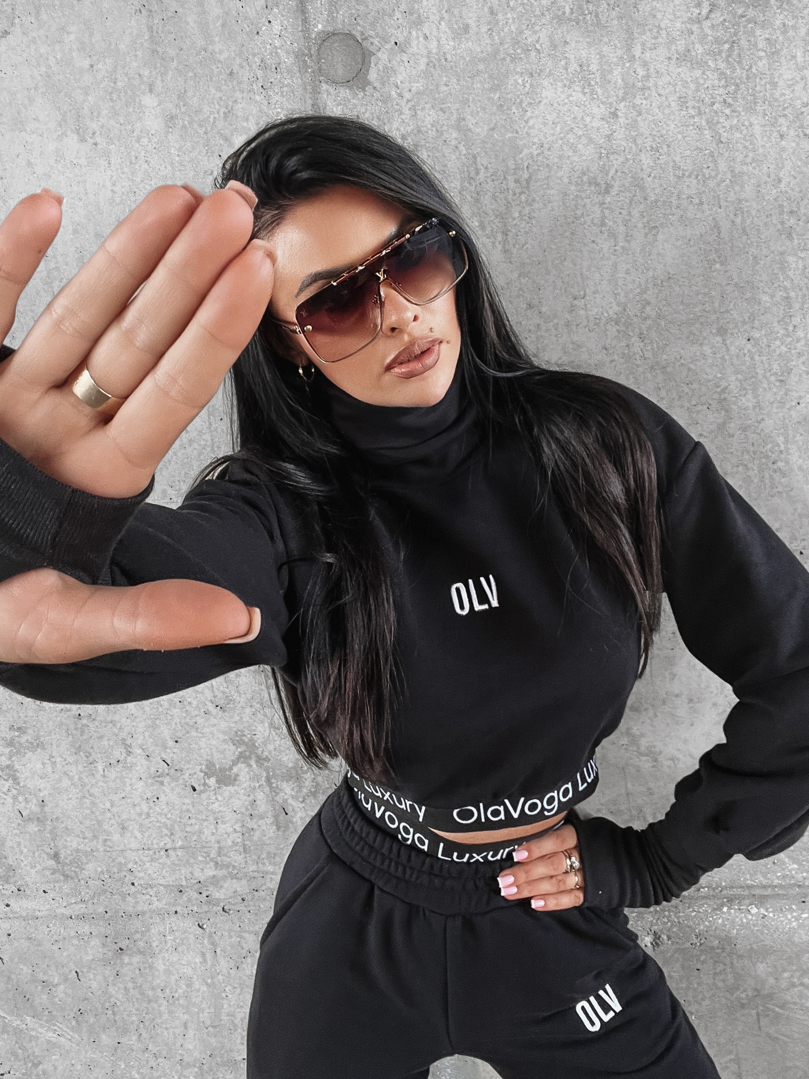 Bluza dresowa z golfem AMBER OLAVOGA czarna