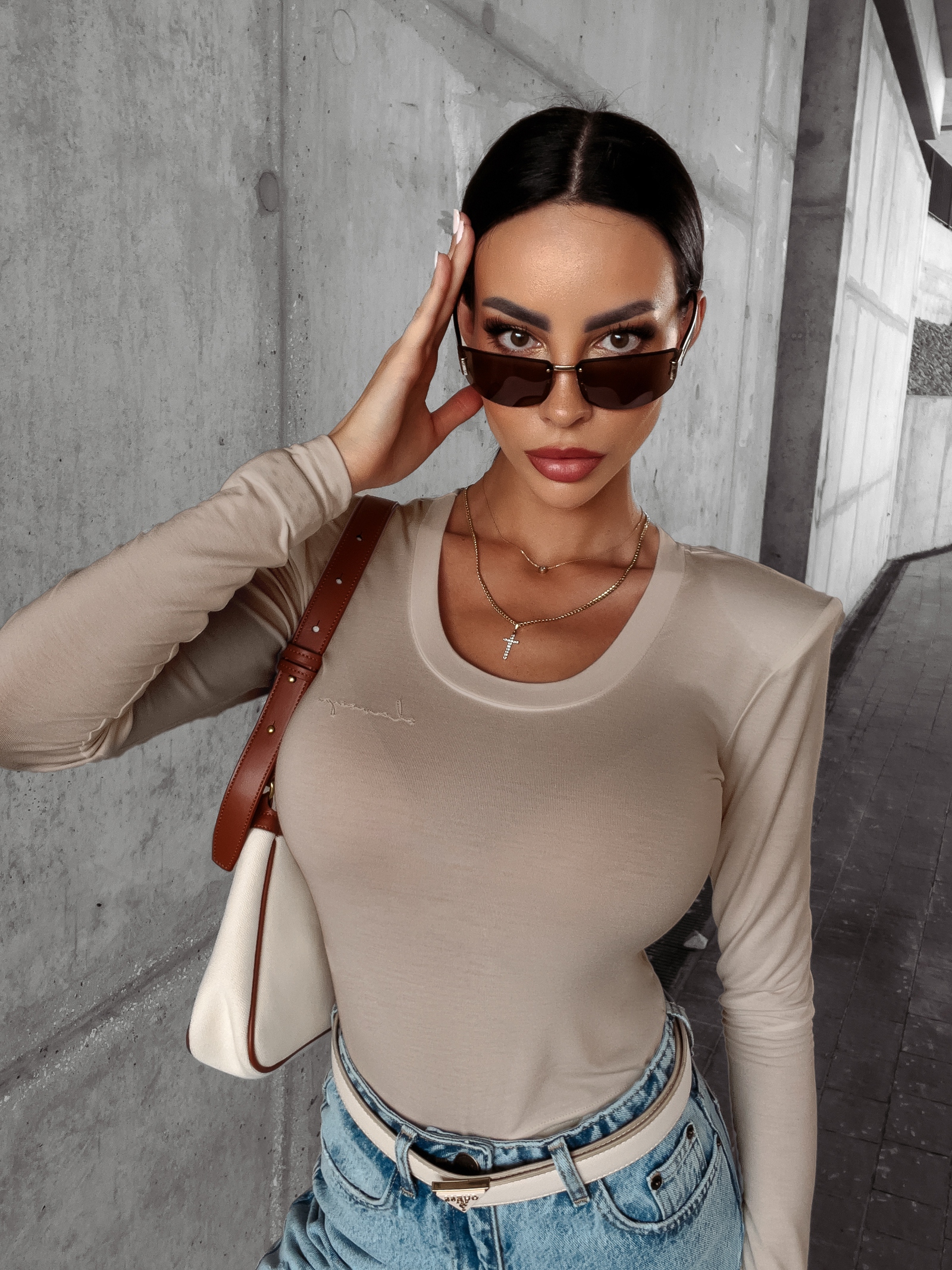 Bluzka dopasowana basic ADELL OLAVOGA beżowa Bluzka dopasowana basic ADELL OLAVOGA beżowa