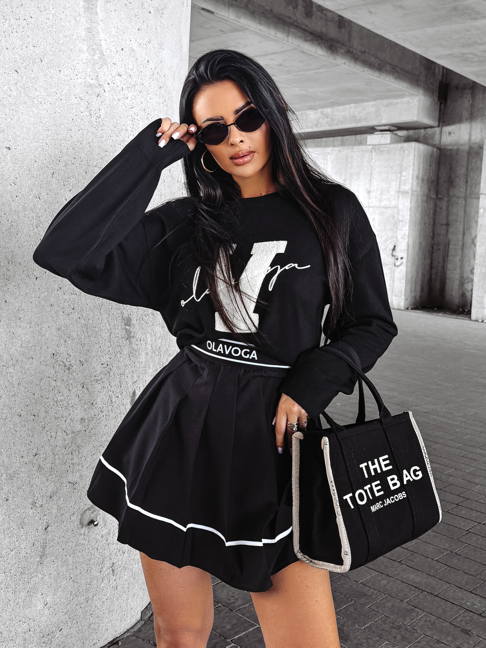 Sweter klasyczny VINDI OLAVOGA czarny