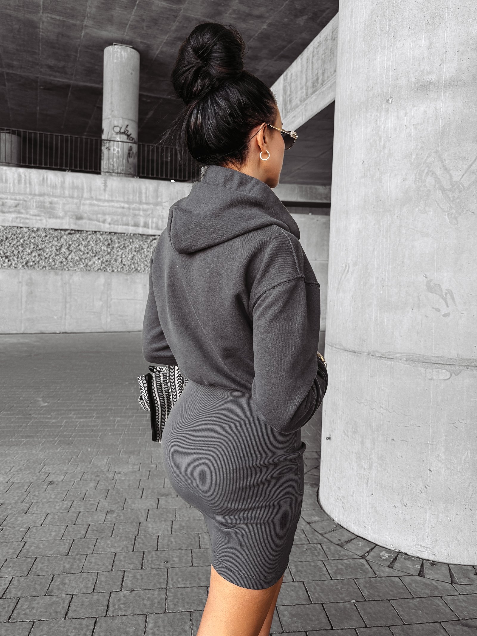 Sukienka sportowa z kapturem EVORA OLAVOGA grafitowa