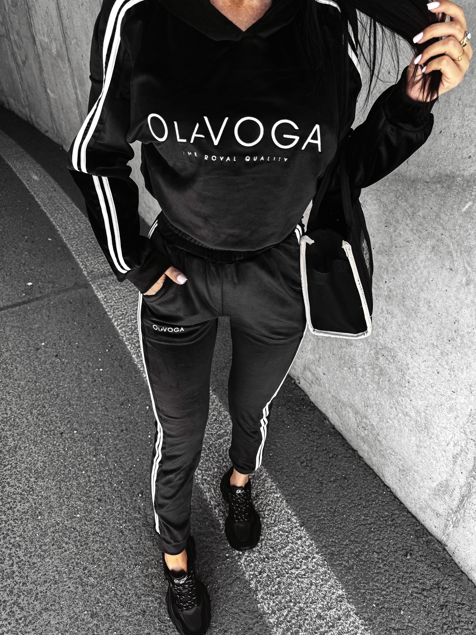 Dres damski welurowy HANDY OLAVOGA czarny Dres damski welurowy HANDY OLAVOGA czarny