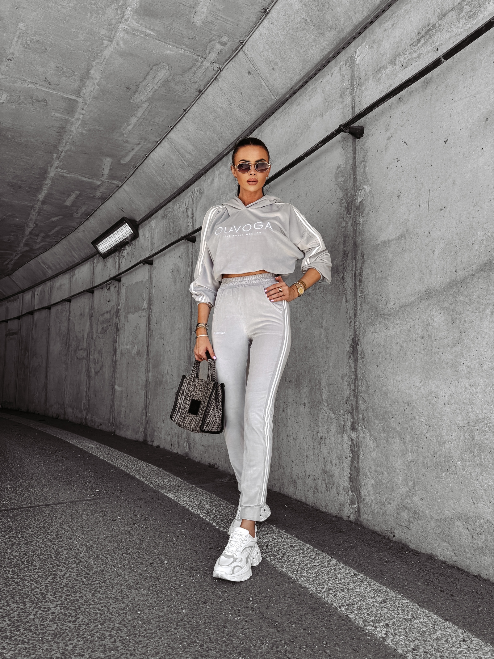 Dres damski welurowy HANDY OLAVOGA szary Dres damski welurowy HANDY OLAVOGA szary