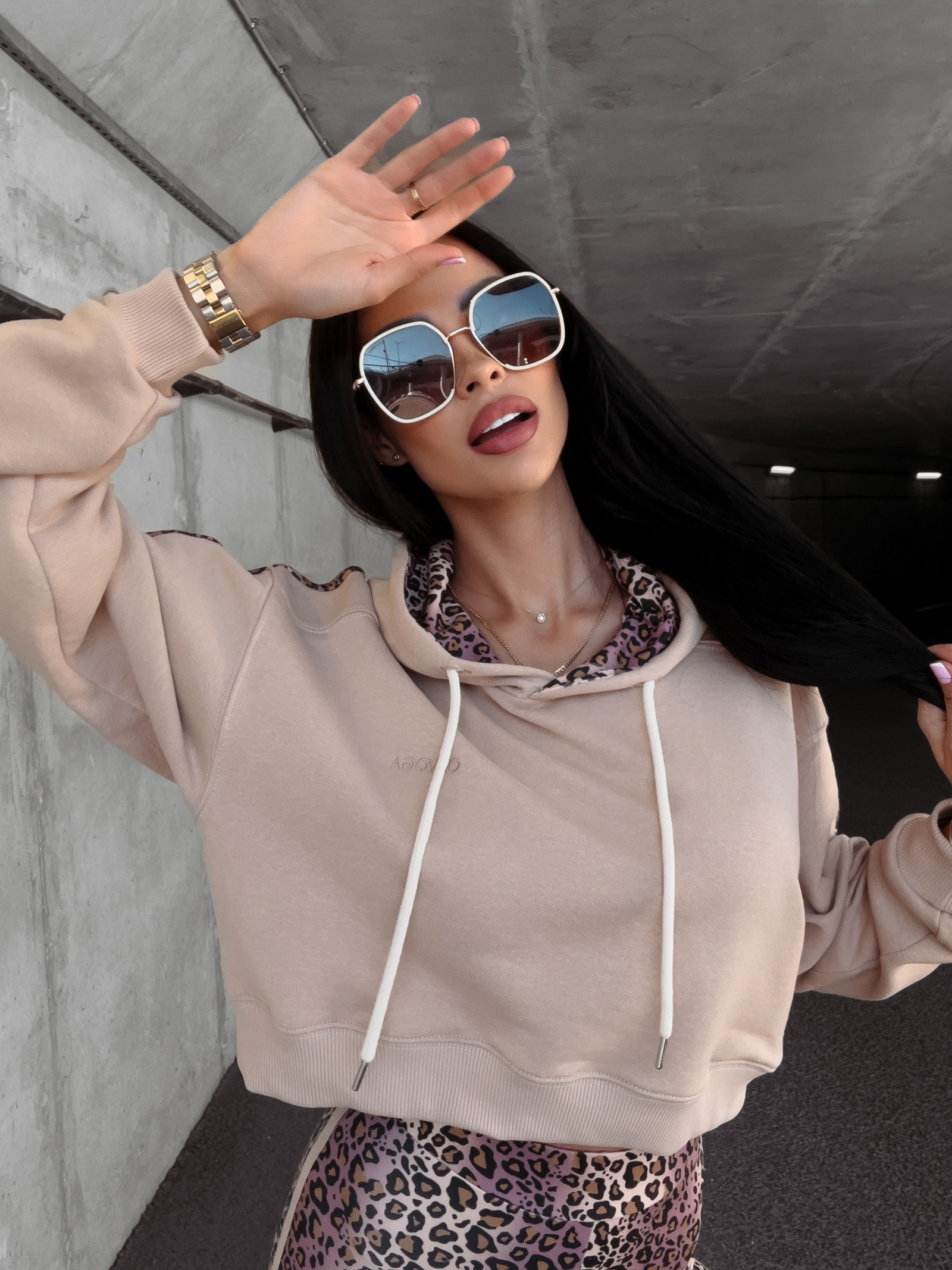 Bluza bawełniana z kapturem JULIE OLAVOGA beżowa Bluza bawełniana z kapturem JULIE OLAVOGA beżowa