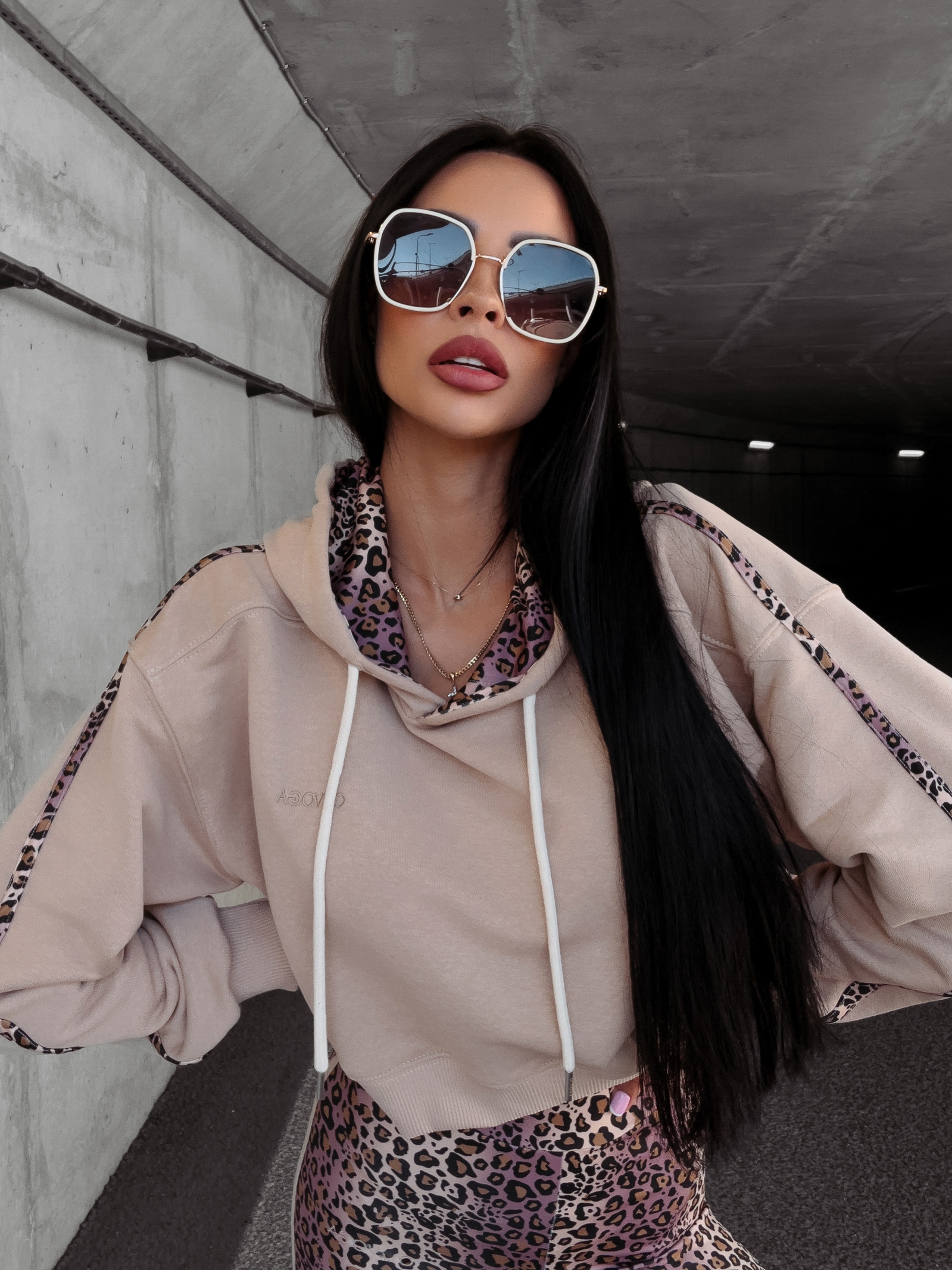 Bluza bawełniana z kapturem JULIE OLAVOGA beżowa