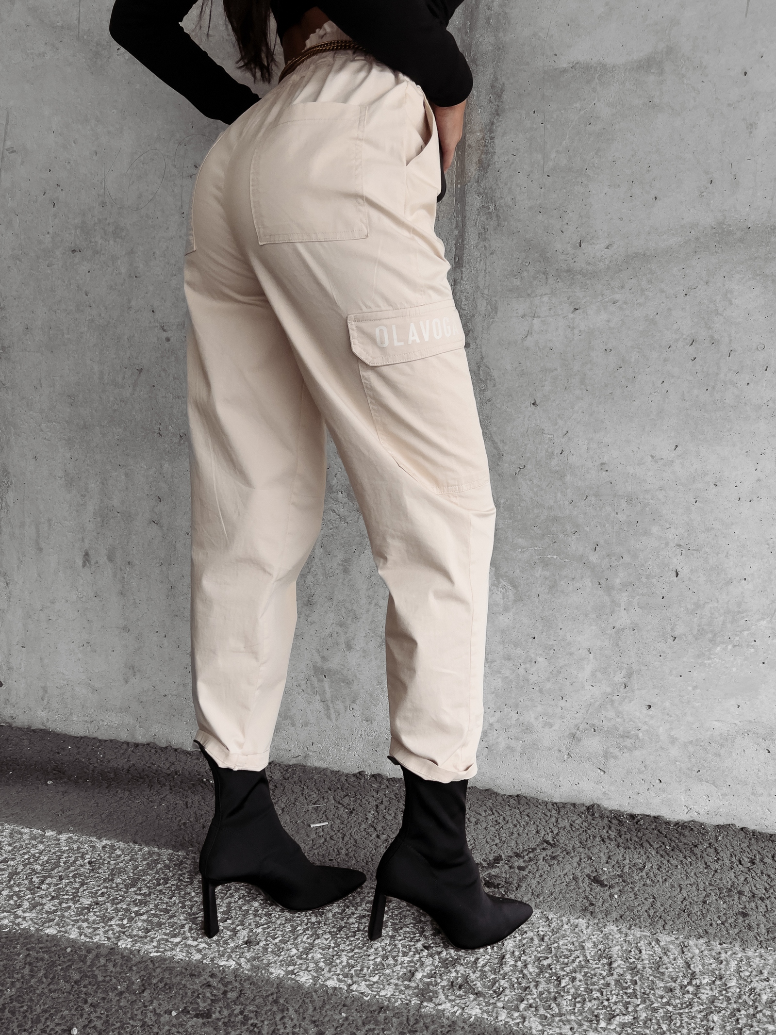 Spodnie cargo bawełniane ZELIA OLAVOGA beżowe Spodnie cargo bawełniane ZELIA OLAVOGA beżowe