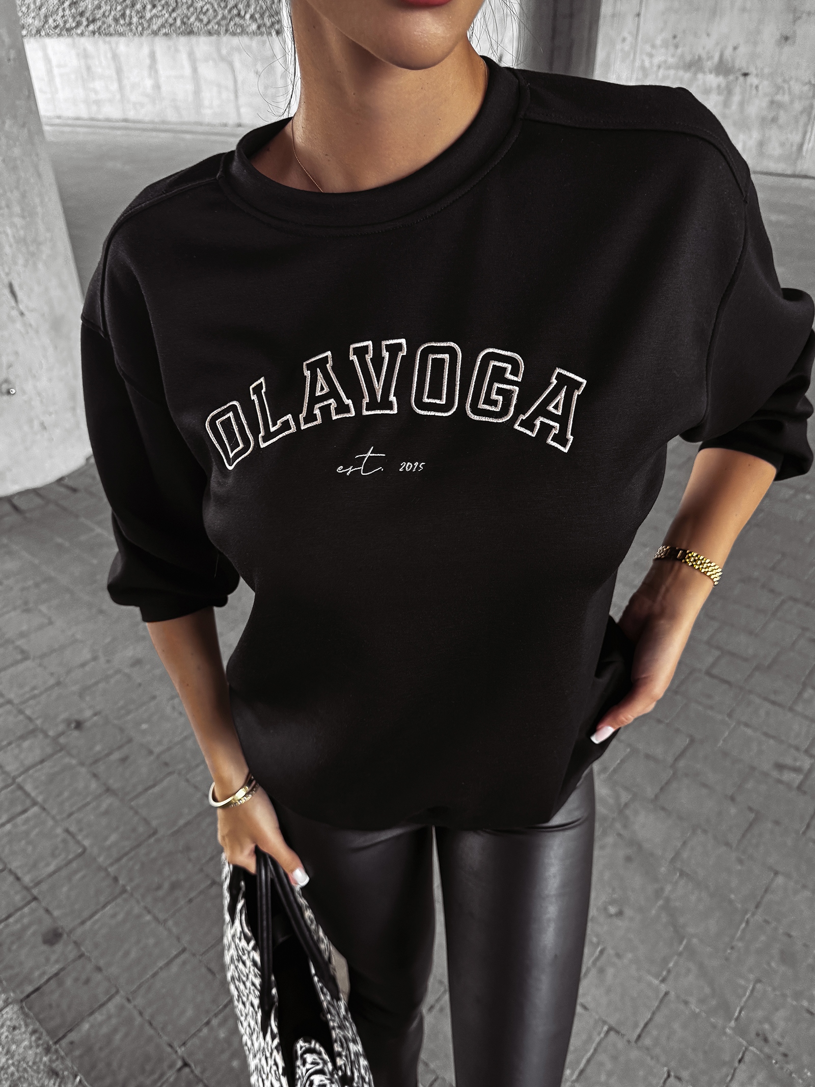 Bluza crewneck prosta FINESSE OLAVOGA czarna