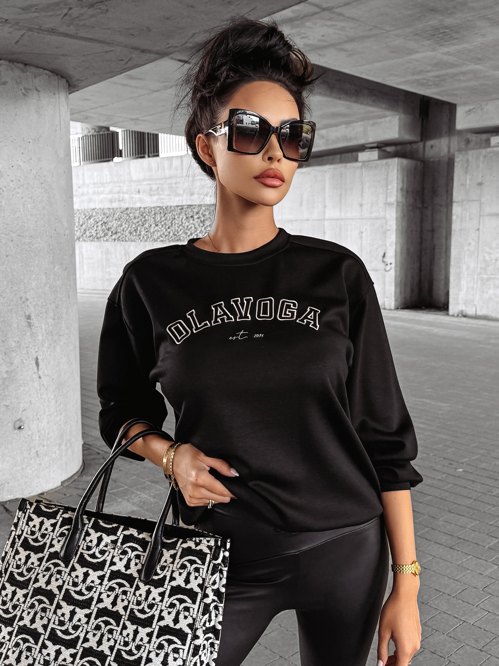 Bluza crewneck prosta FINESSE OLAVOGA czarna Bluza crewneck prosta FINESSE OLAVOGA czarna