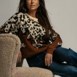 Sweterek w panterkę Detes czekoladowy