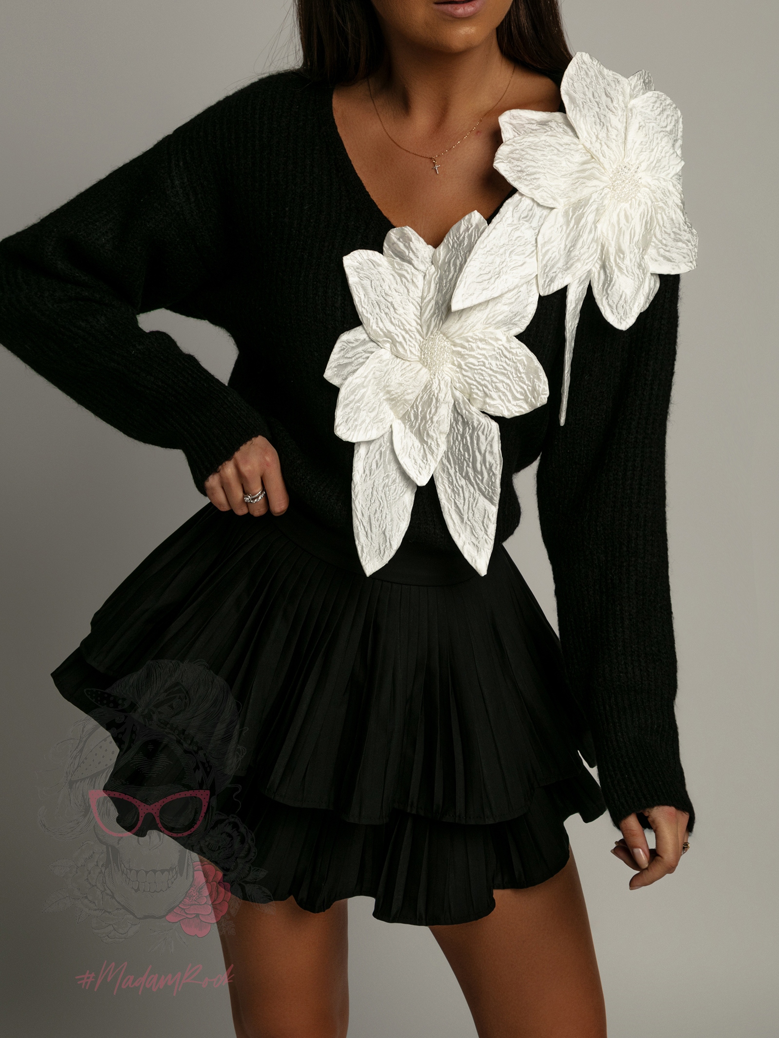 Sweter z kwiatami Milind czarny