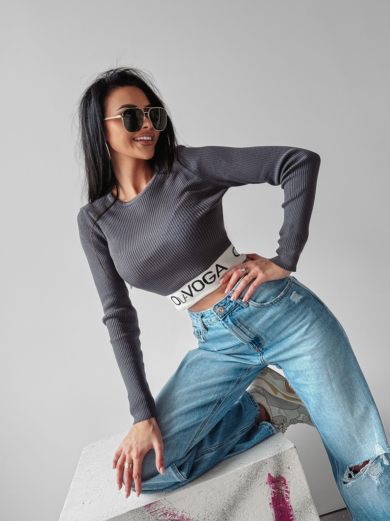 Bluzka basicowa prążkowana DANA OLAVOGA grafitowa Bluzka basicowa prążkowana DANA OLAVOGA grafitowa