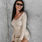 Sukienka prążkowana z rozcięciem PERCY OLAVOGA beżowa