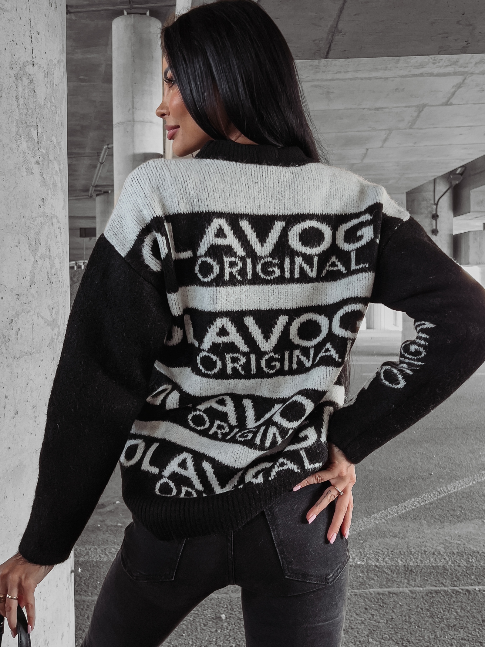 Sweter logowany EMIKO OLAVOGA czarny