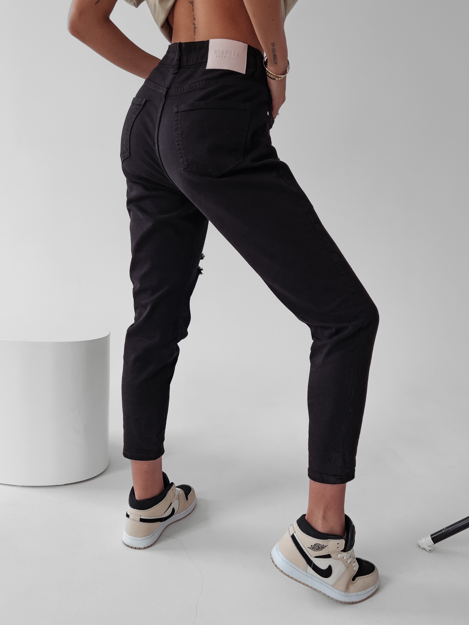 Spodnie jeansowe z efektem sprania RUBIS OLAVOGA czarne Spodnie jeansowe z efektem sprania RUBIS OLAVOGA czarne