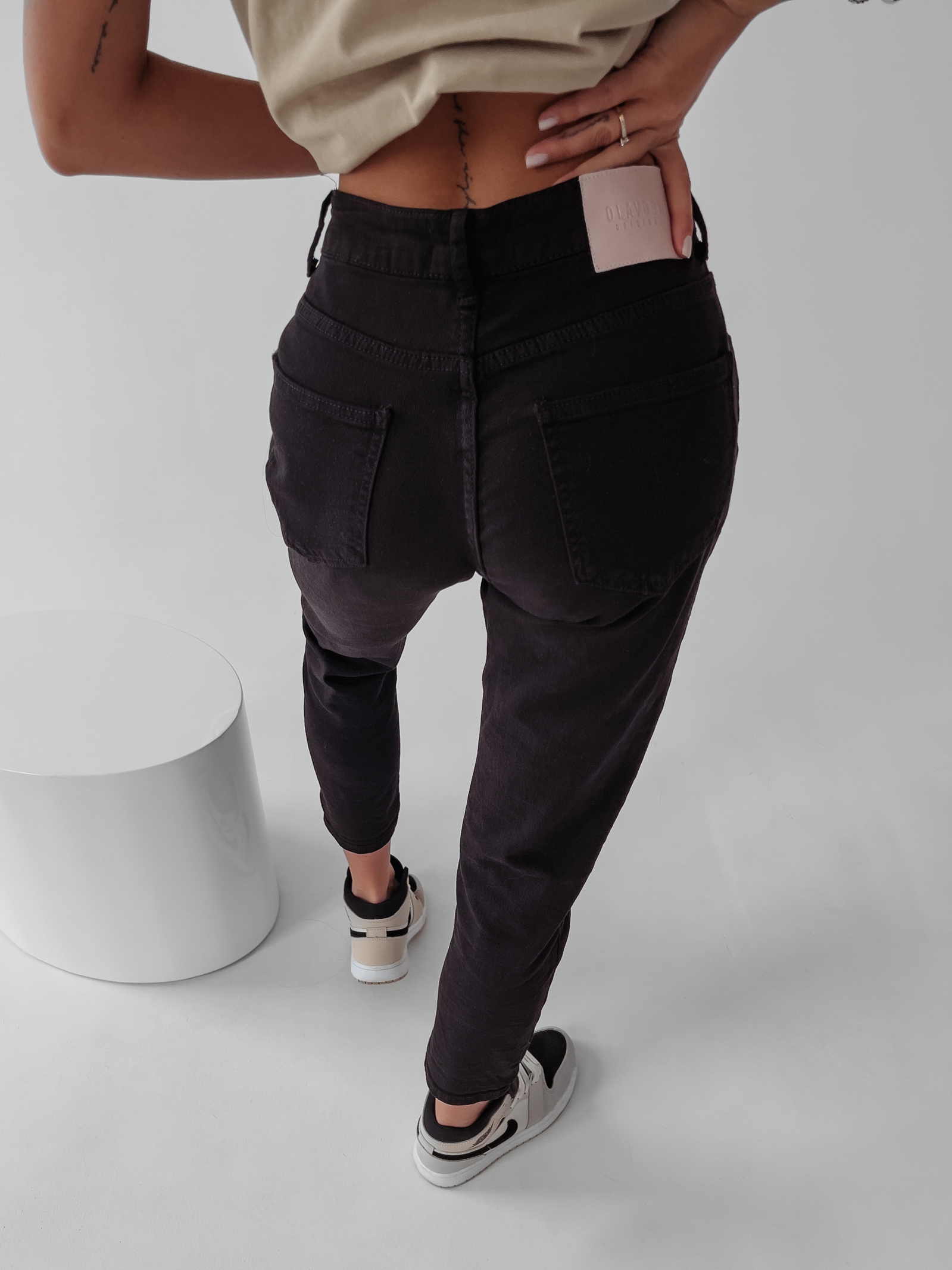 Spodnie jeansowe z efektem sprania RUBIS OLAVOGA czarne Spodnie jeansowe z efektem sprania RUBIS OLAVOGA czarne