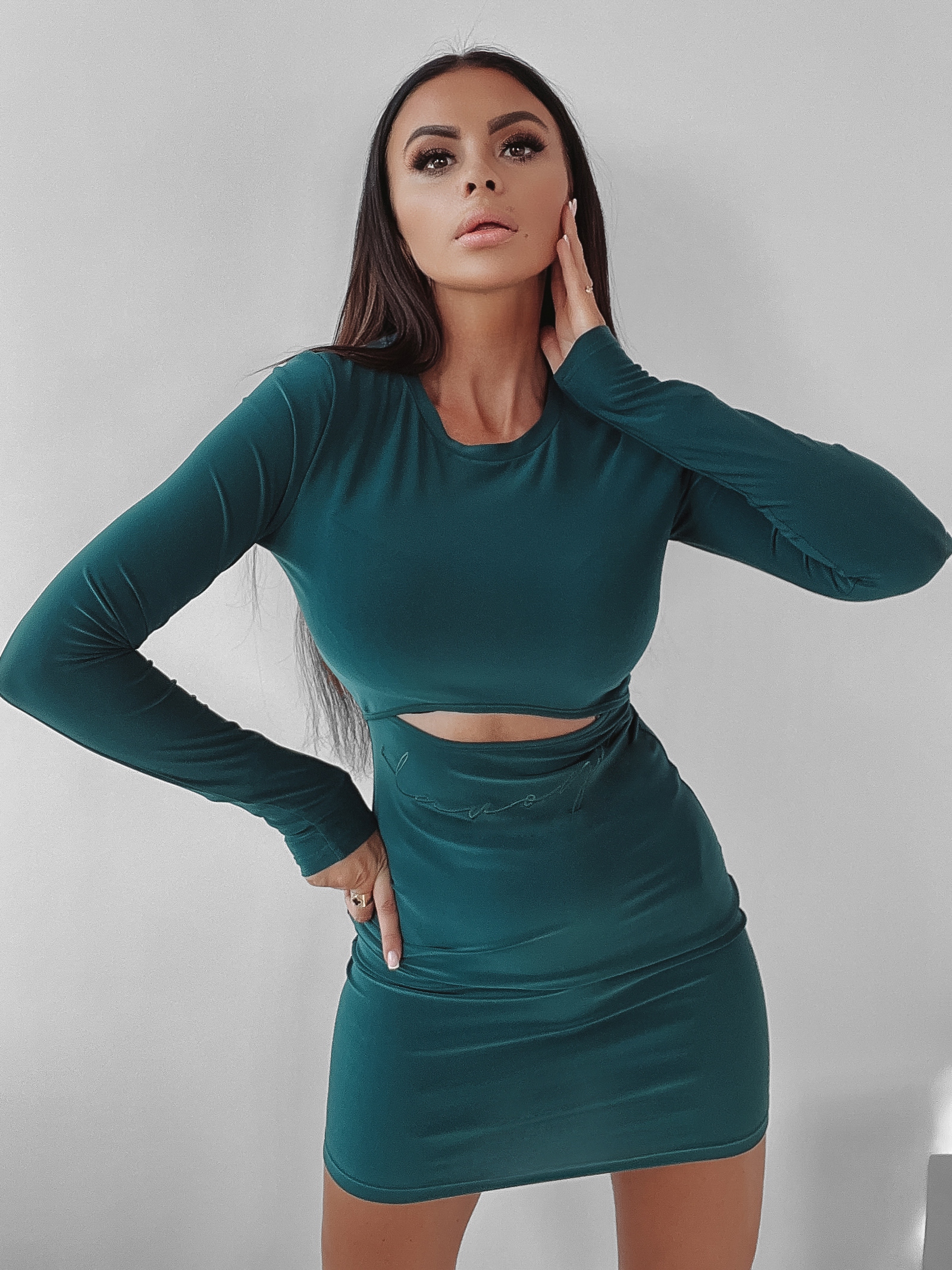 Sukienka z wycięciem MADELINE OLAVOGA butelkowa zieleń