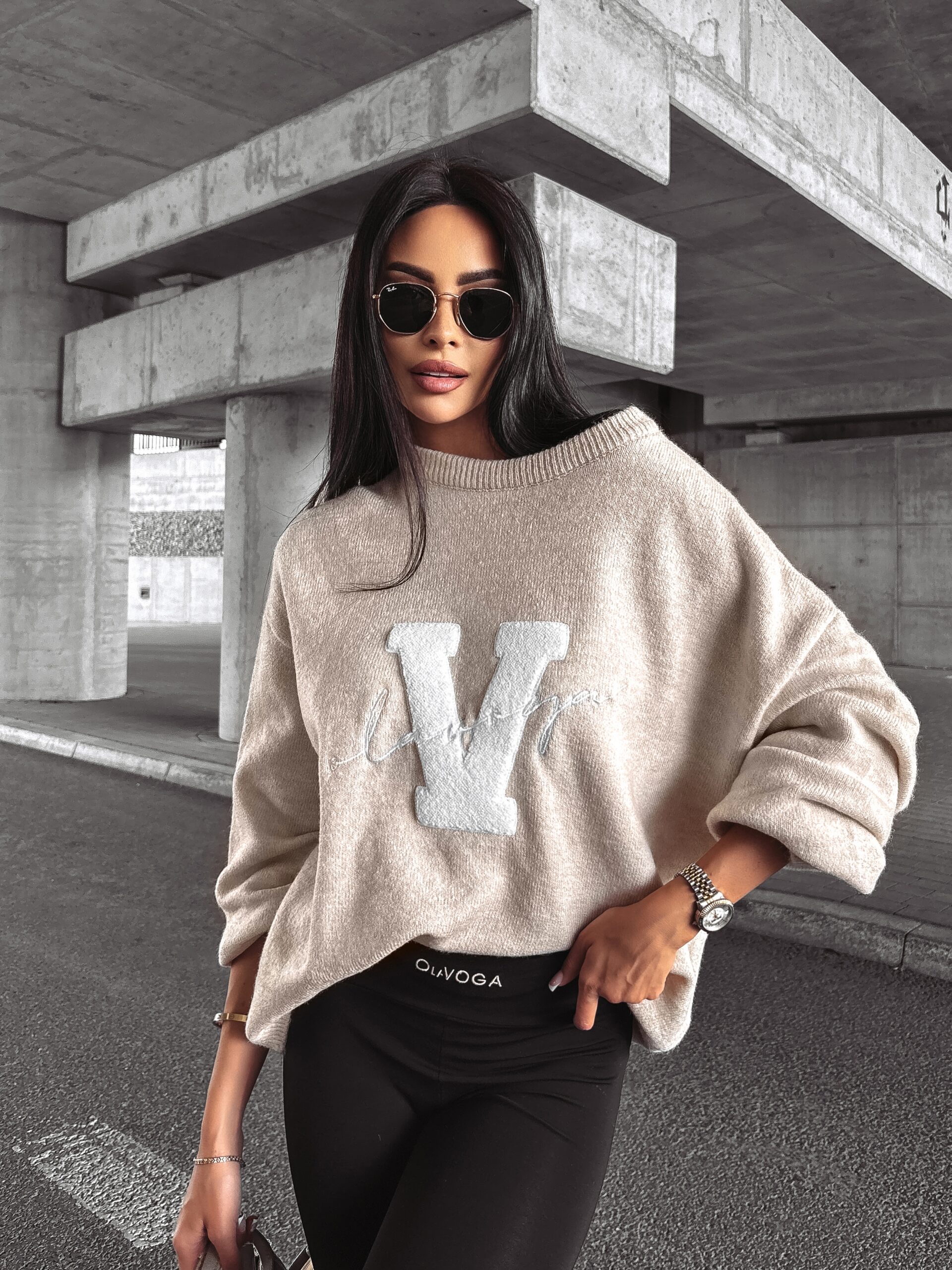 Sweter klasyczny VICI OLAVOGA beżowy