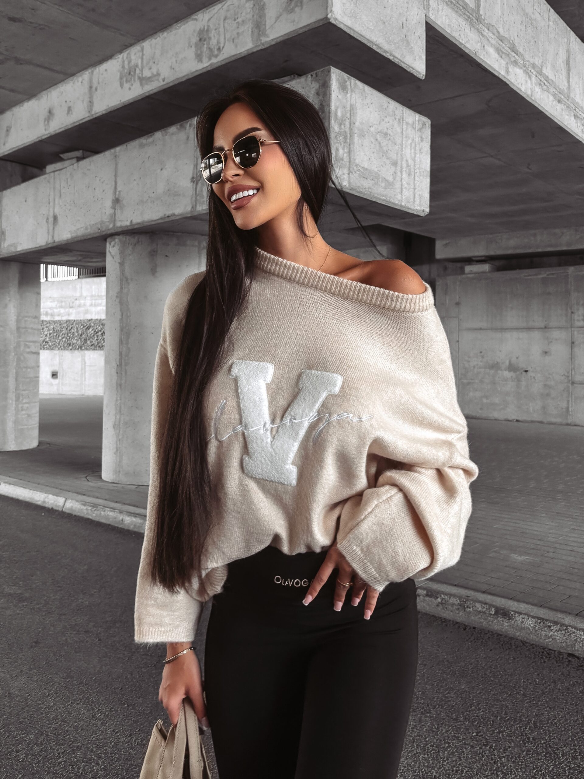 Sweter klasyczny VICI OLAVOGA beżowy