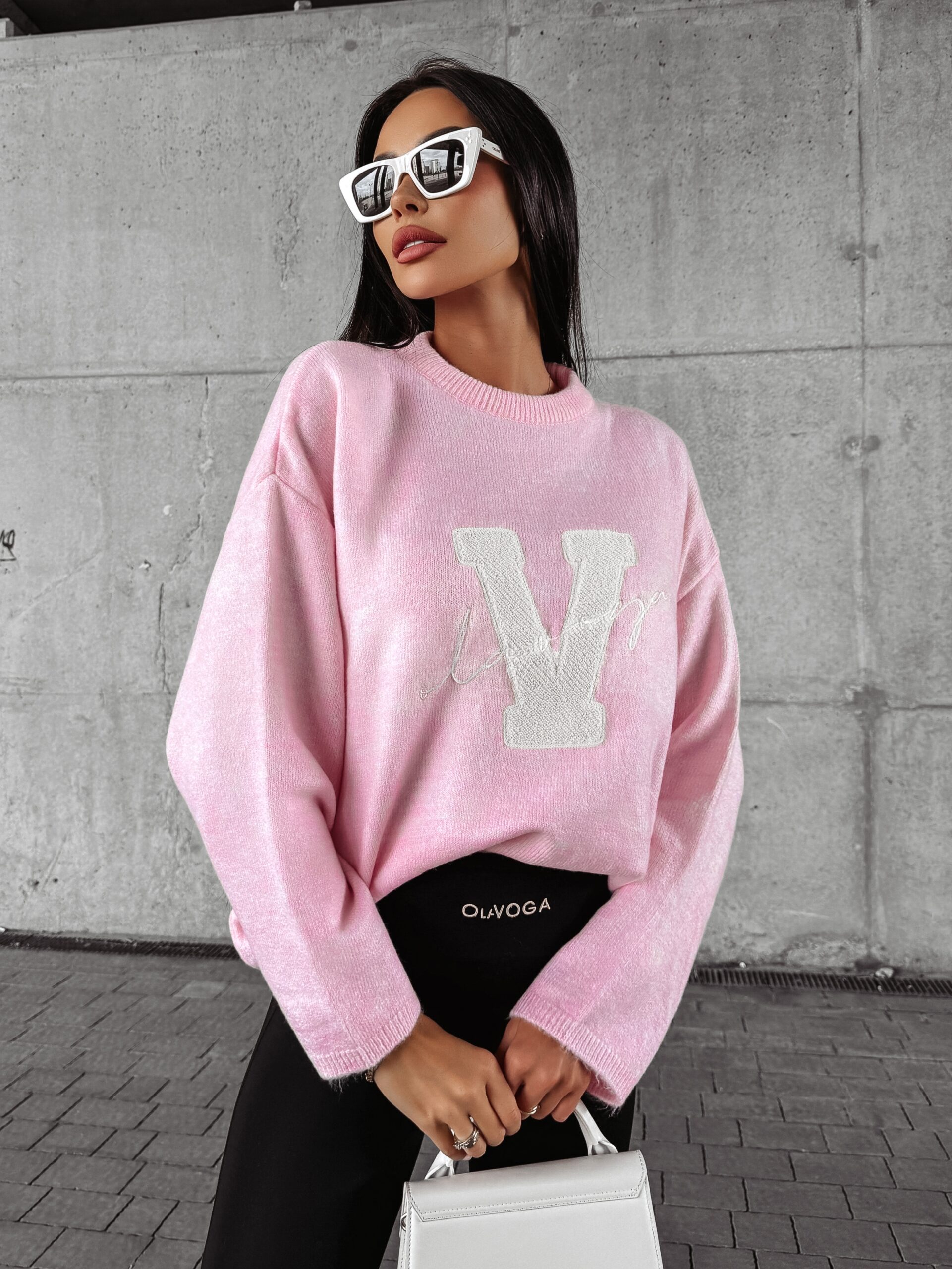 Sweter klasyczny VICI OLAVOGA pudrowy Sweter klasyczny VICI OLAVOGA pudrowy