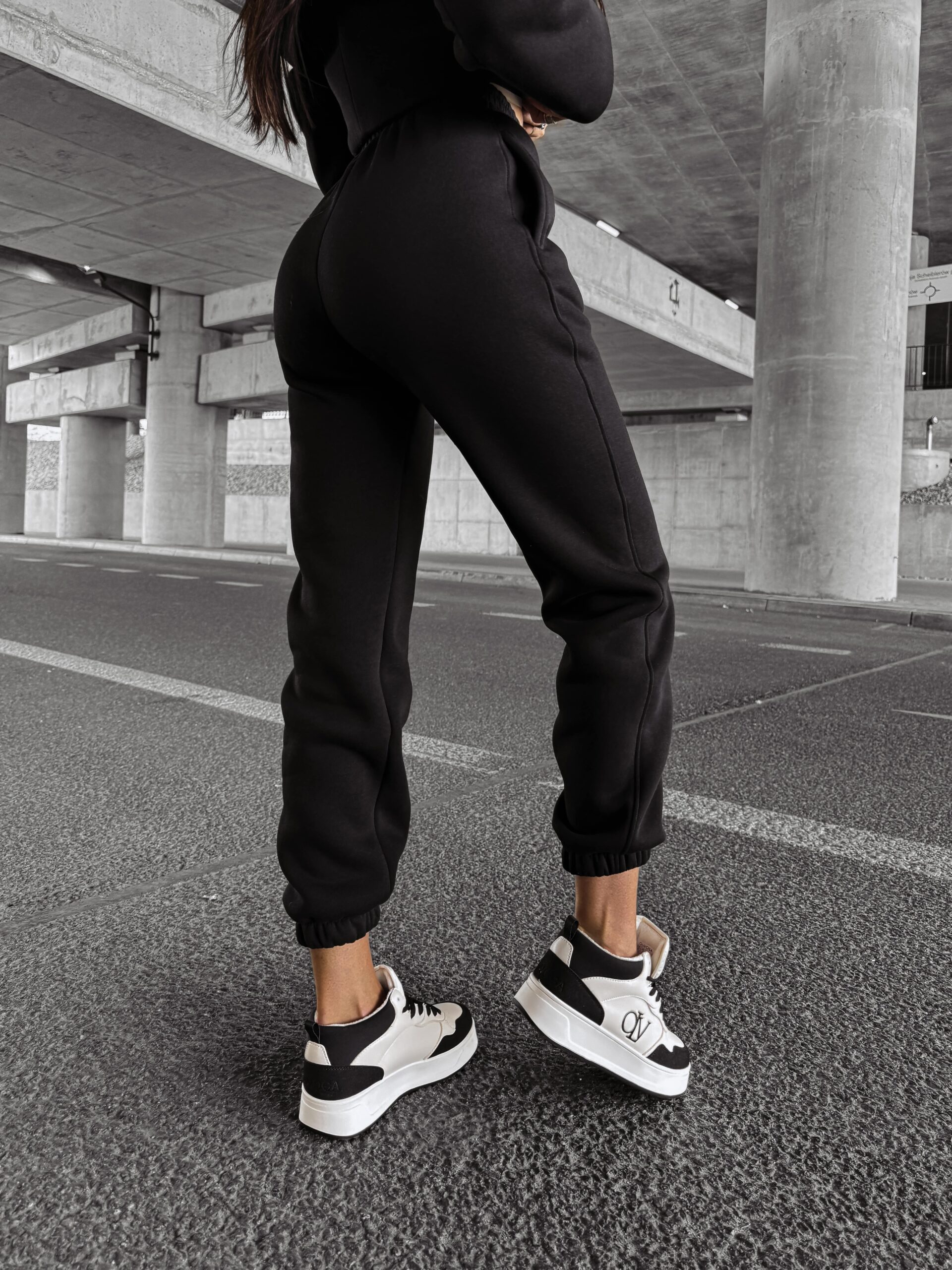 Spodnie dresowe damskie EVOLVE OLAVOGA czarne