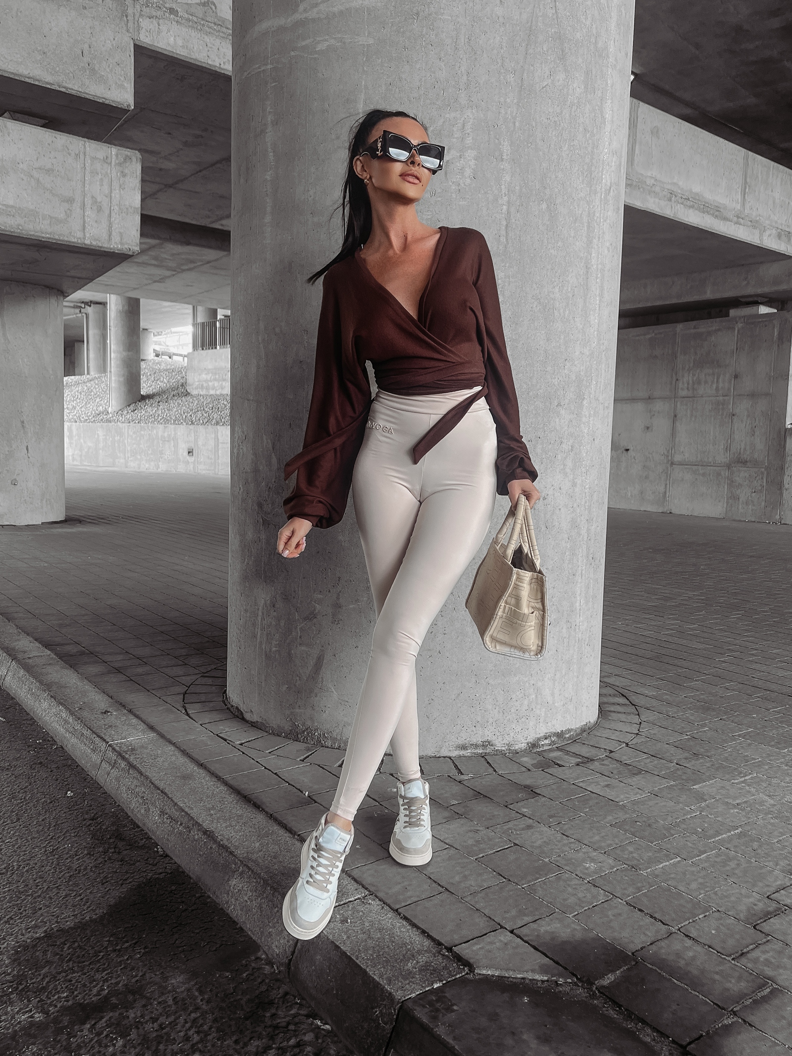 Bluzka z wiązaniem SUSIE OLAVOGA brązowa Bluzka z wiązaniem SUSIE OLAVOGA brązowa