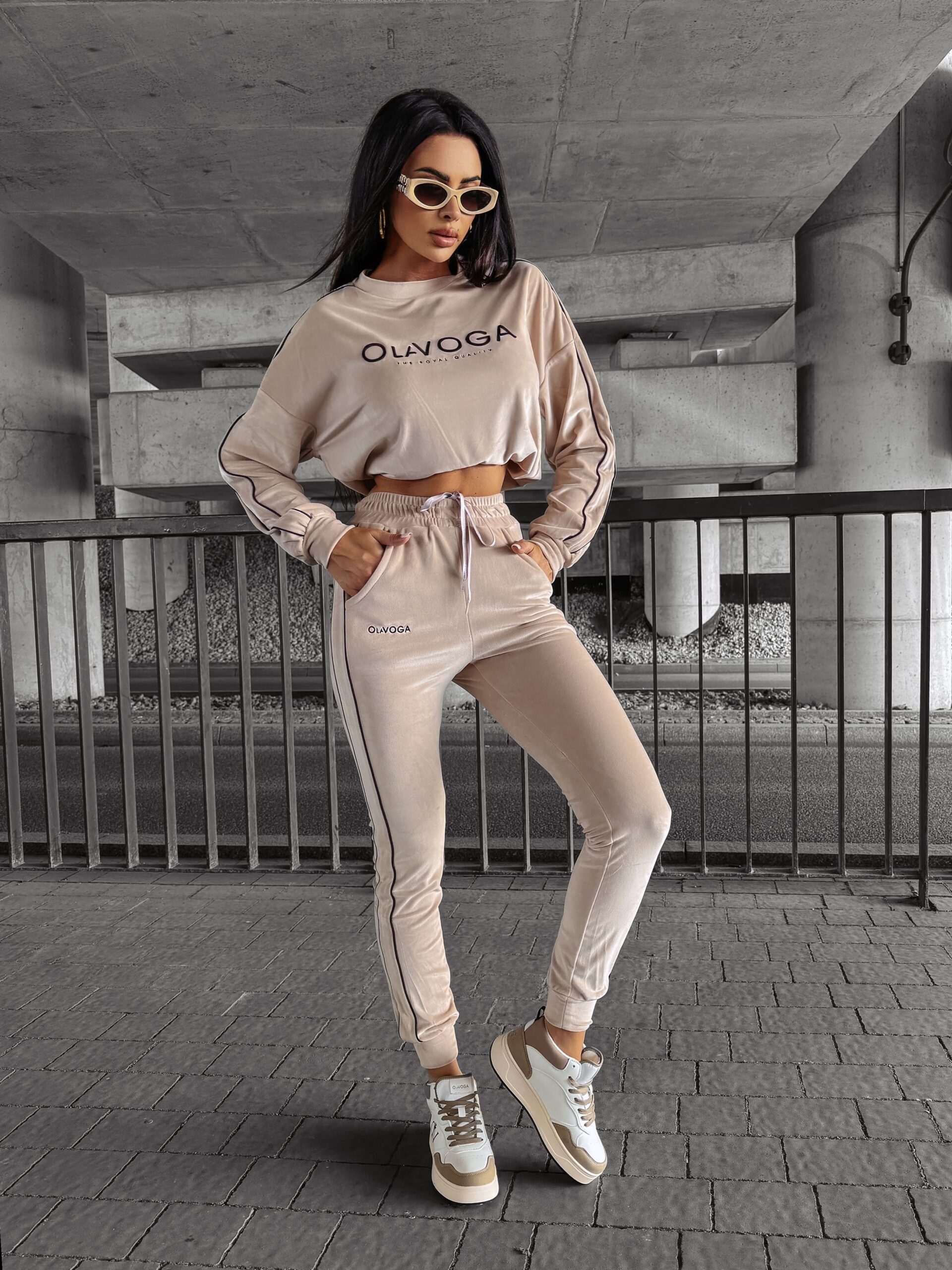 Komplet dres welurowy damski DRESSY OLAVOGA beżowy Komplet dres welurowy damski DRESSY OLAVOGA beżowy