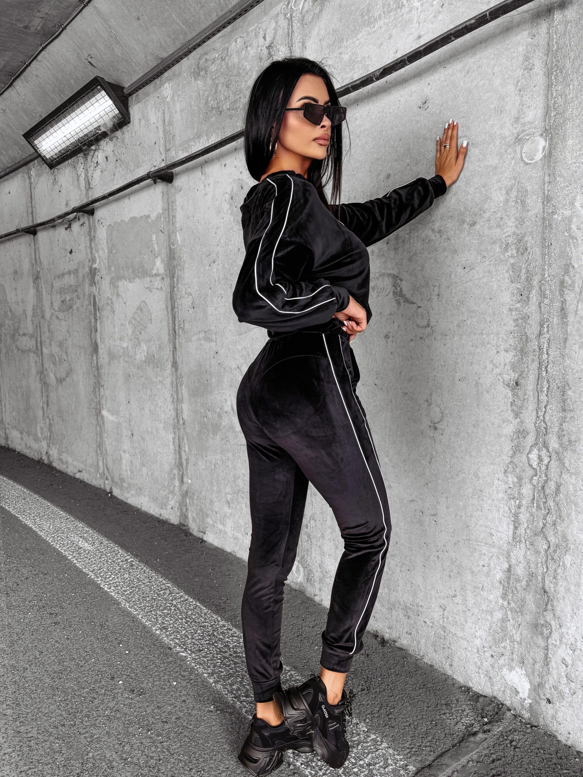 Komplet dres welurowy damski DRESSY OLAVOGA czarny