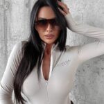 Body dopasowane złote logo HATTIE OLAVOGA j.beżowe