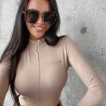 Body dopasowane złote logo HATTIE OLAVOGA karmelowe