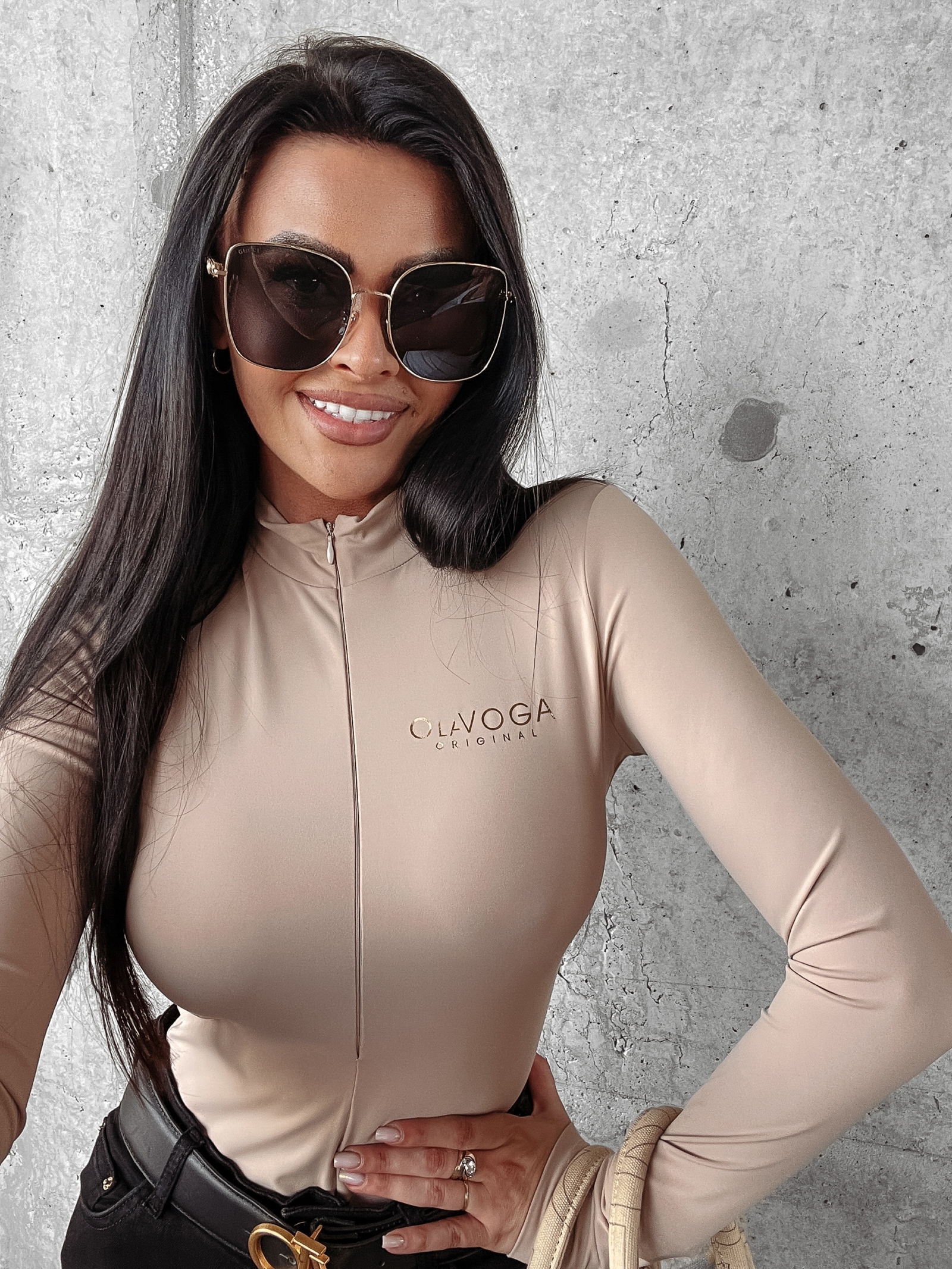 Body dopasowane złote logo HATTIE OLAVOGA karmelowe