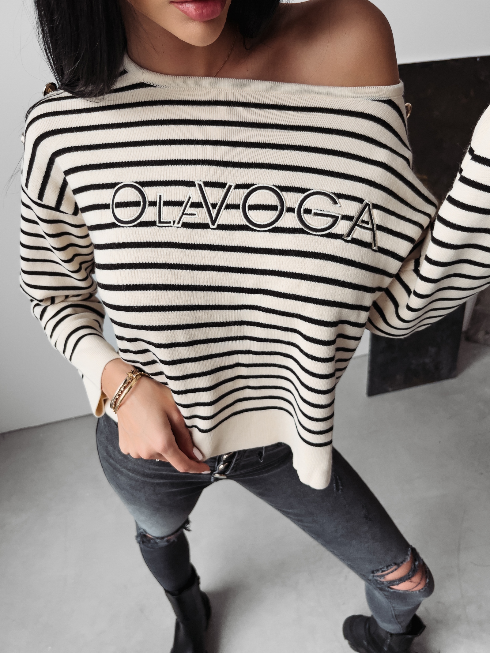 Sweter klasyczny w paski CAMILA OLAVOGA czarny