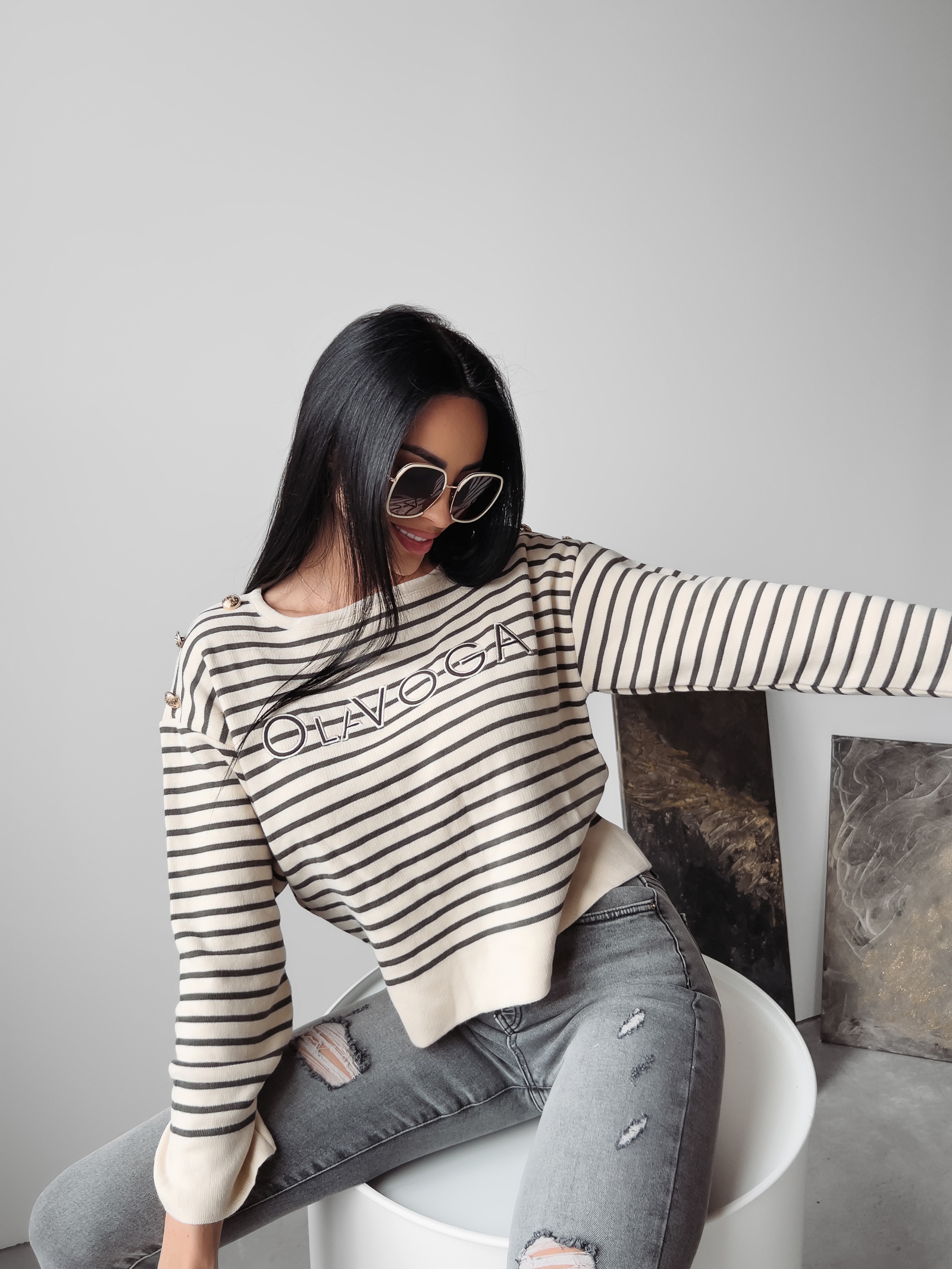 Sweter klasyczny w paski CAMILA OLAVOGA szary