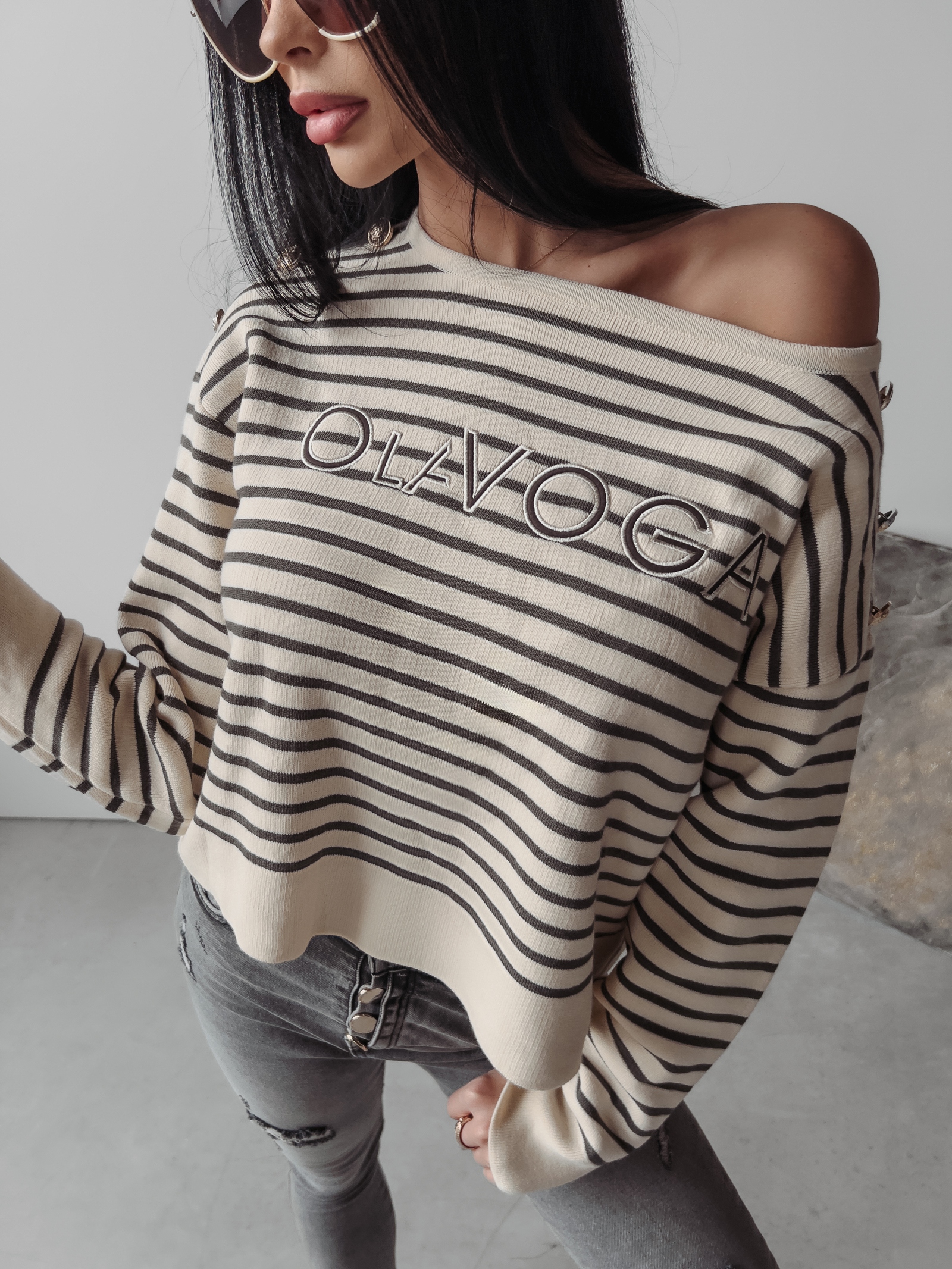 Sweter klasyczny w paski CAMILA OLAVOGA szary