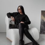 Sweter klasyczny NELL OLAVOGA czarny