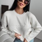 Sweter klasyczny NELL OLAVOGA ecru