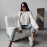 Sweter klasyczny NELL OLAVOGA ecru