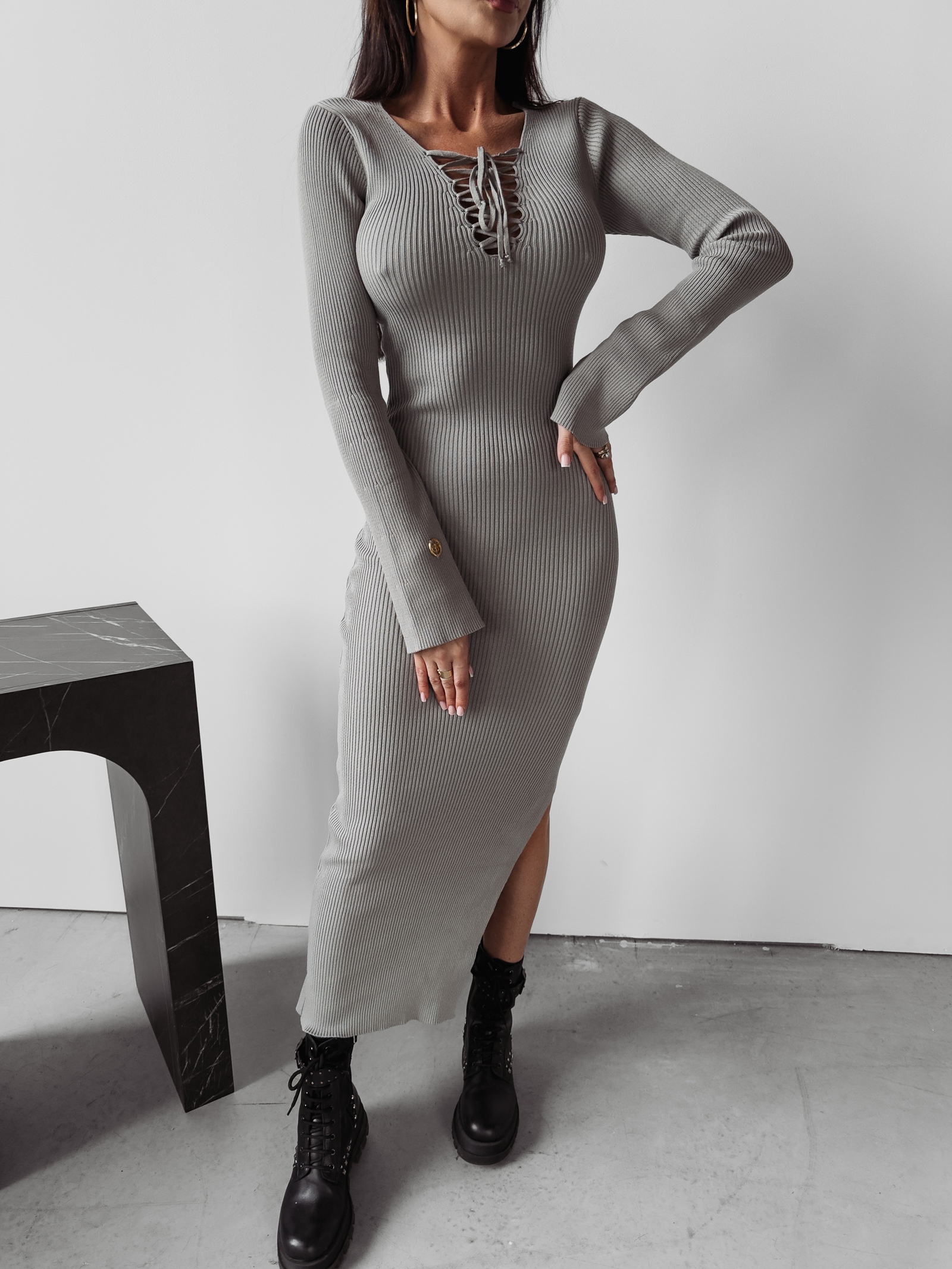 Sukienka z wiązaniem OMIKO OLAVOGA szara Sukienka z wiązaniem OMIKO OLAVOGA szara