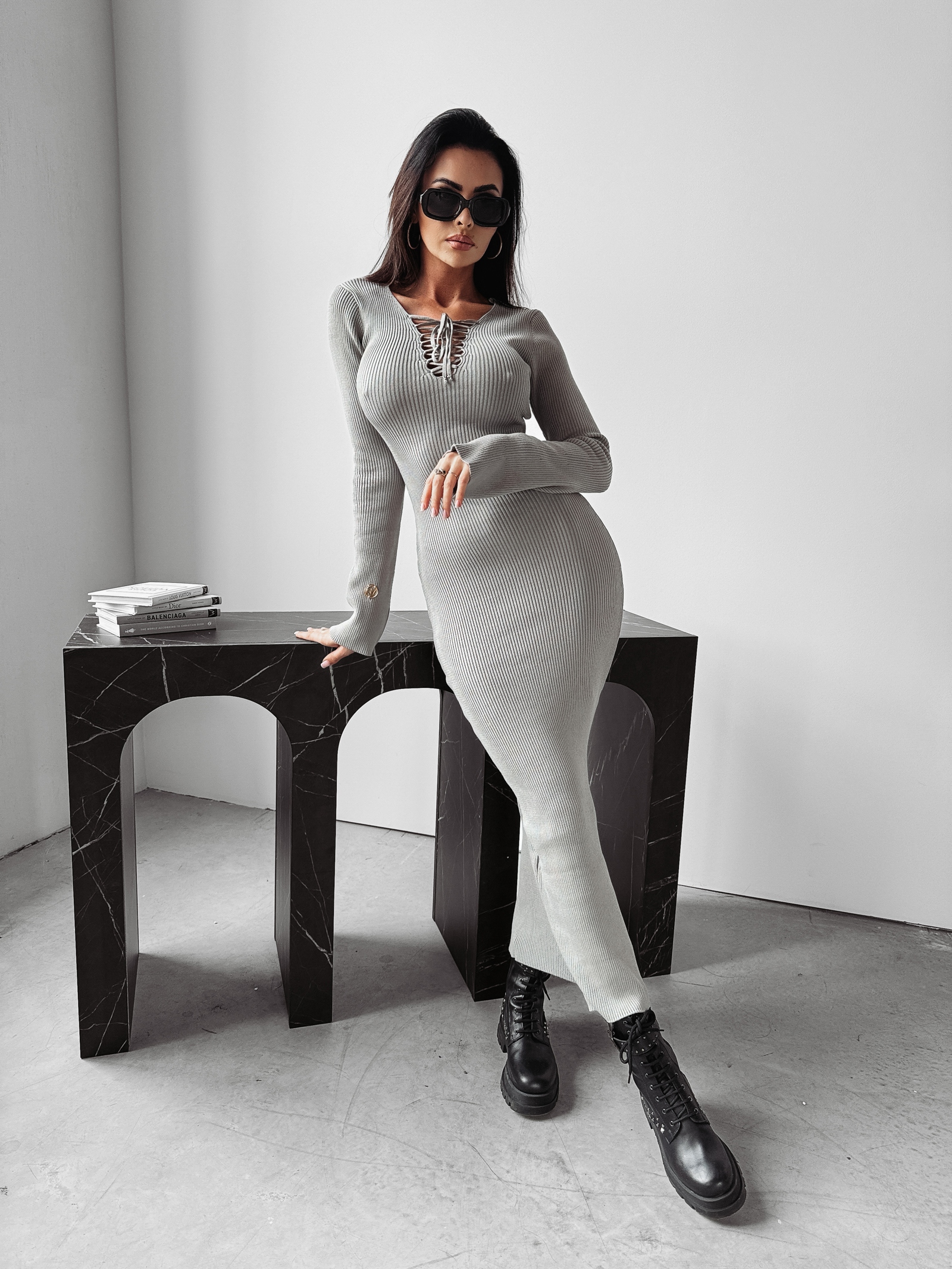 Sukienka z wiązaniem OMIKO OLAVOGA szara