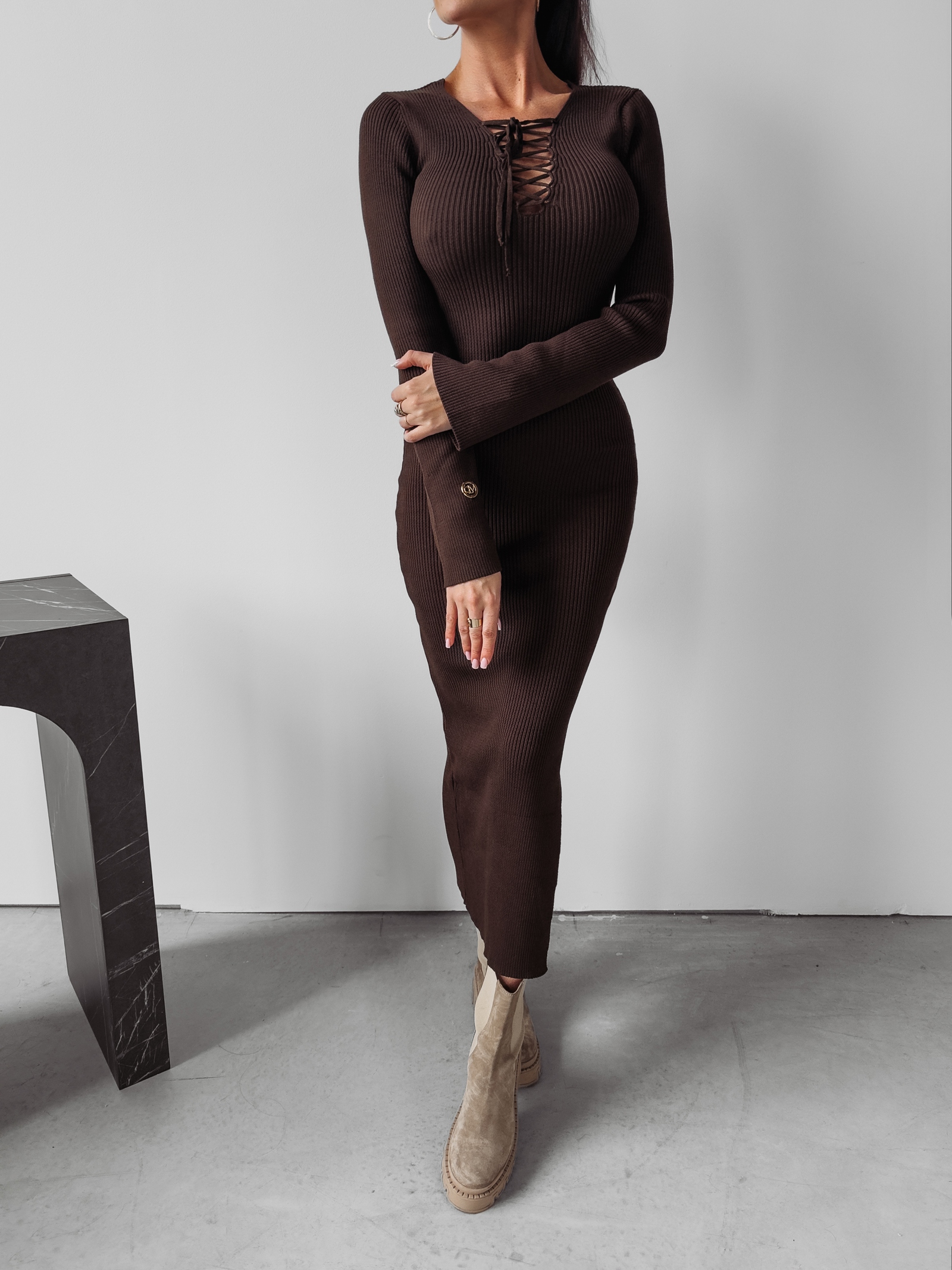 Sukienka z wiązaniem OMIKO OLAVOGA brązowa