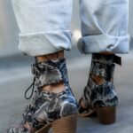 Botki z wycięciami Madam Kendall wężowe jasne