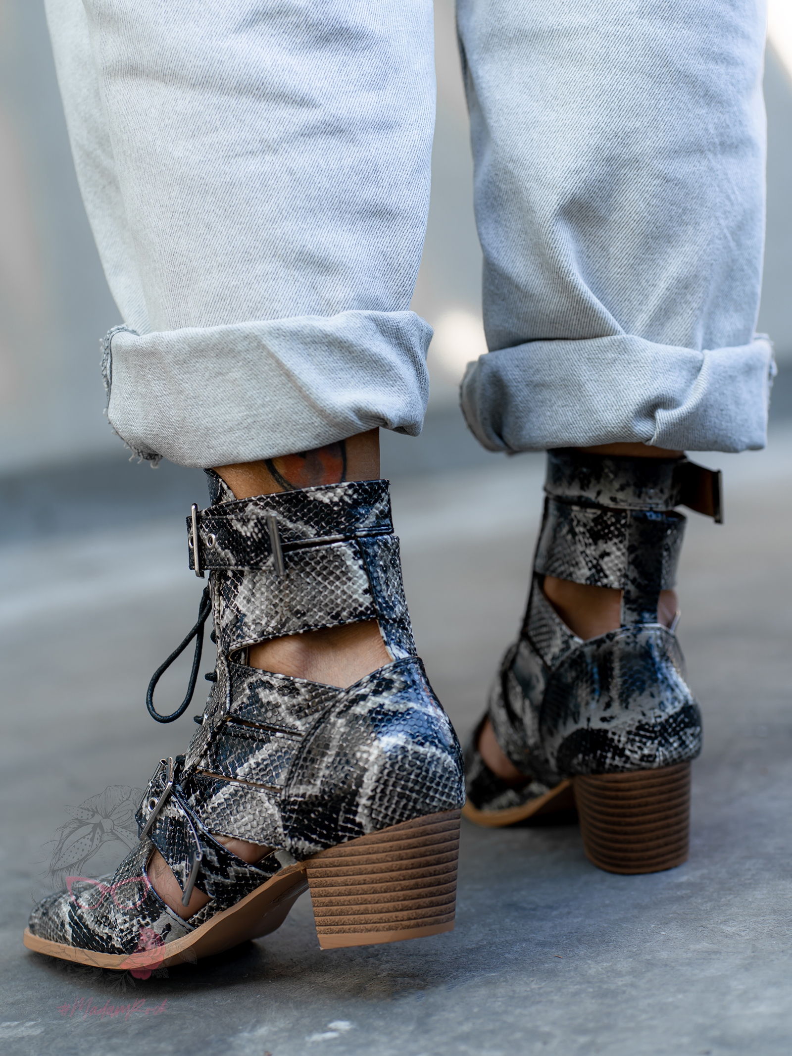 Botki z wycięciami Madam Kendall wężowe jasne