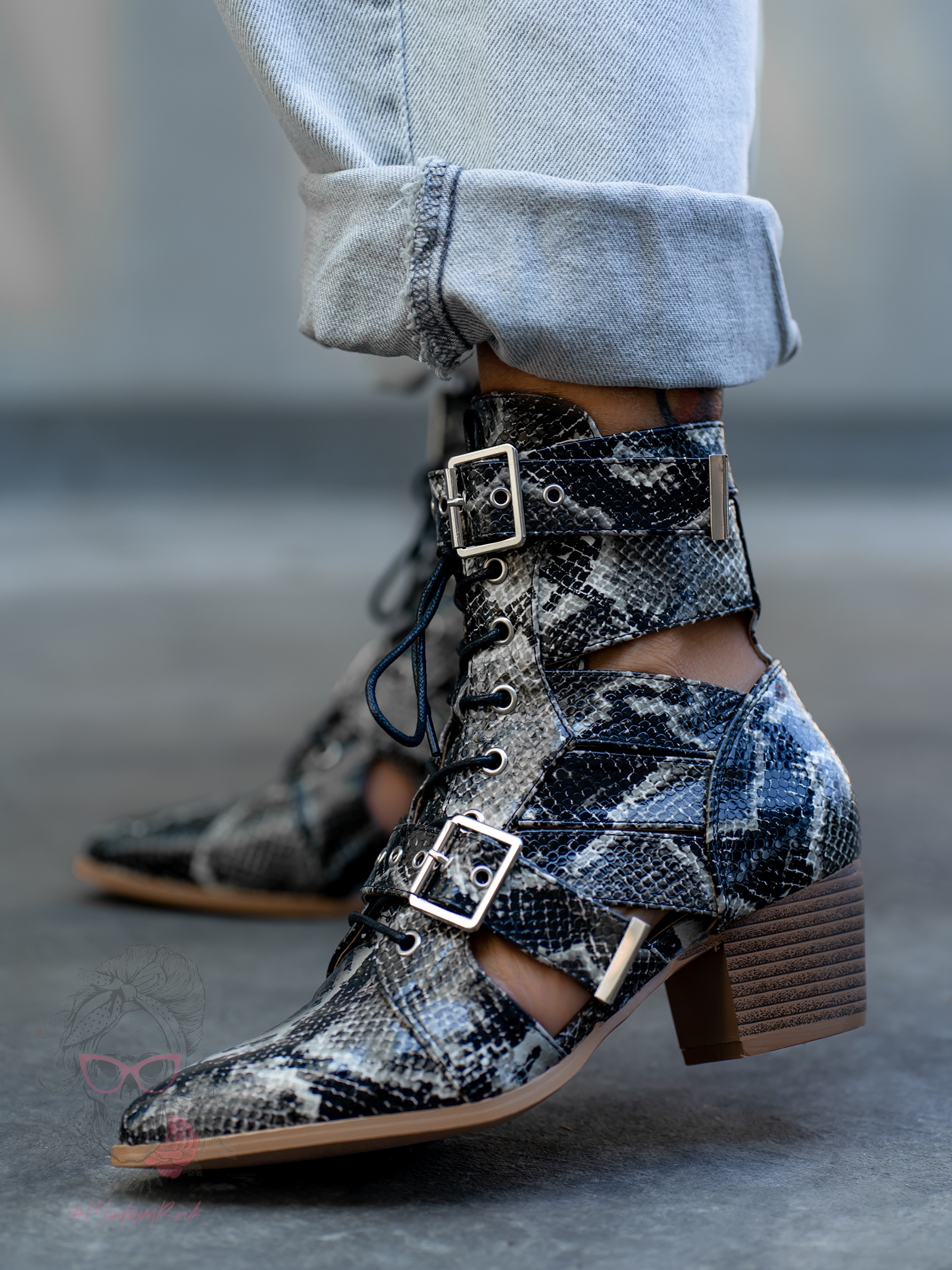 Botki z wycięciami Madam Kendall wężowe jasne