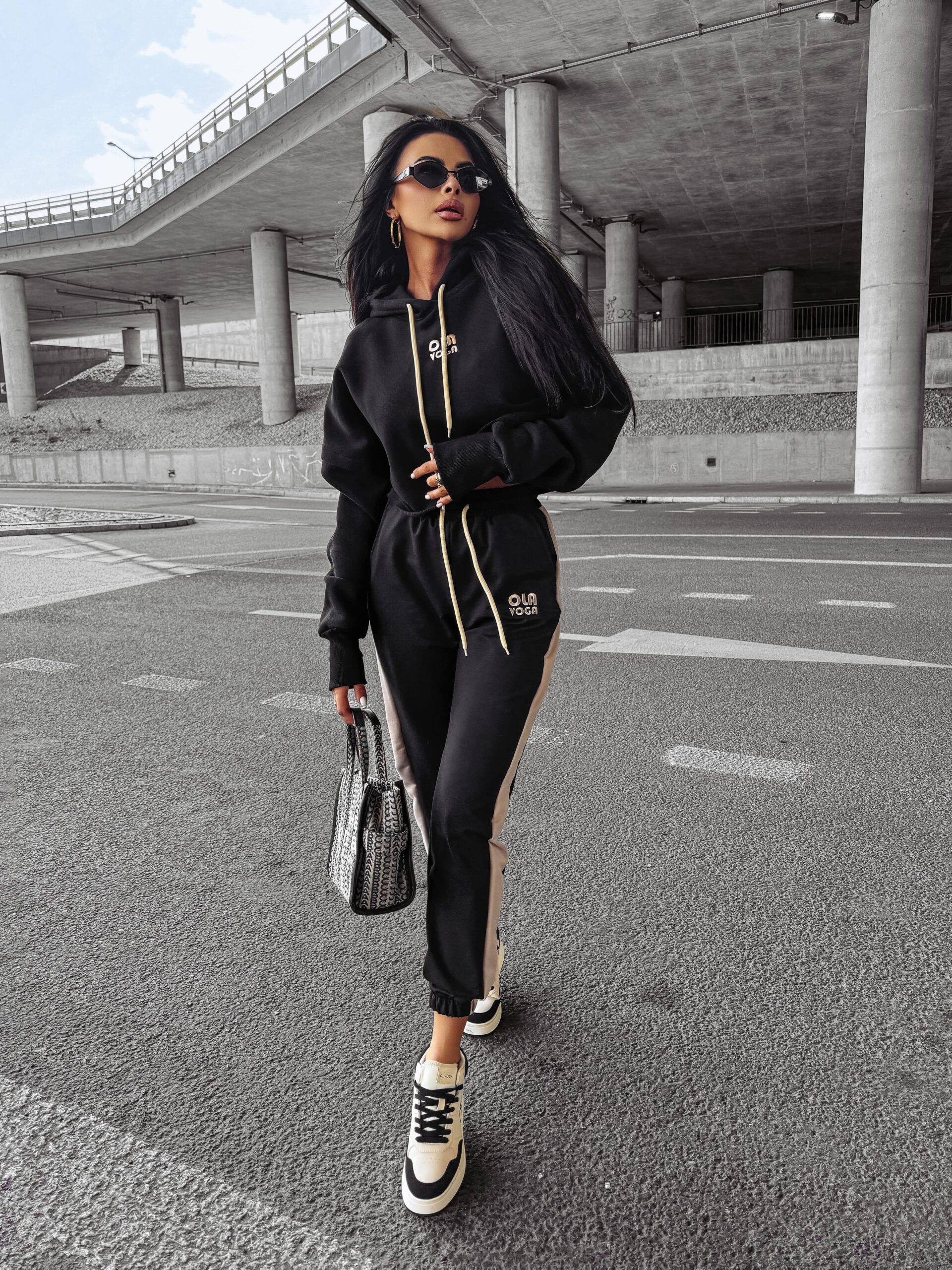 Bluza z kapturem CALMIA OLAVOGA czarna Bluza z kapturem CALMIA OLAVOGA czarna