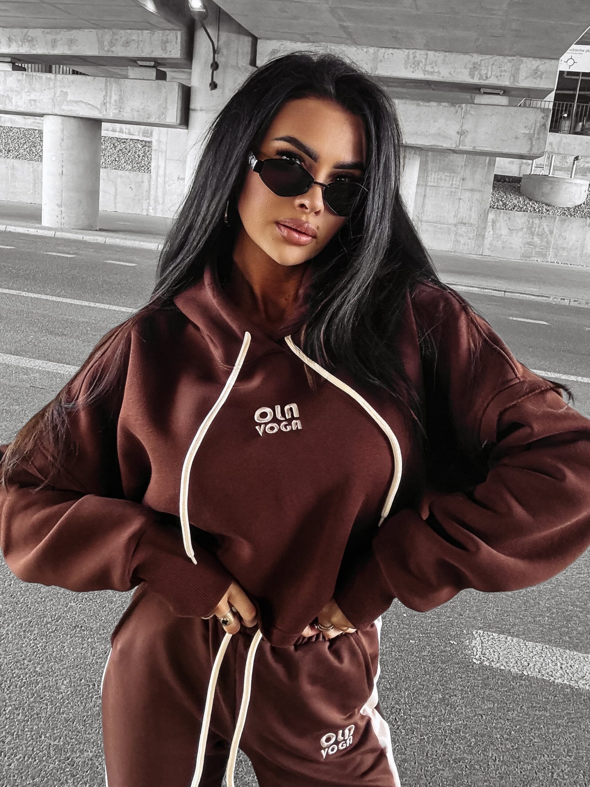 Bluza z kapturem CALMIA OLAVOGA czekoladowa