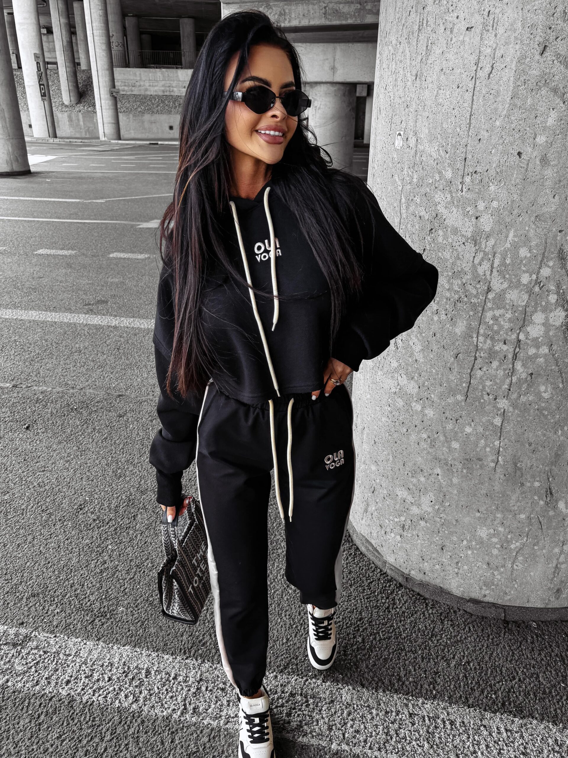 Bluza z kapturem CALMIA OLAVOGA czarna Bluza z kapturem CALMIA OLAVOGA czarna